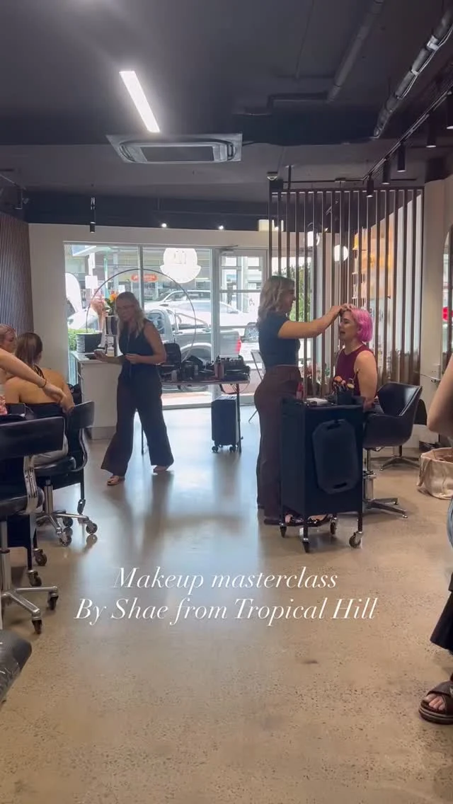 Makeup masterclass with Shae from @tropicalbeauty_hairandmakeup ❤️

The kind of day that makes you fall in love with makeup all over again

Thankyou so much for sharing your knowledge with us Shae!

#makeup #edgehill #tropicallhillhairboutique #redshairandco #cairns